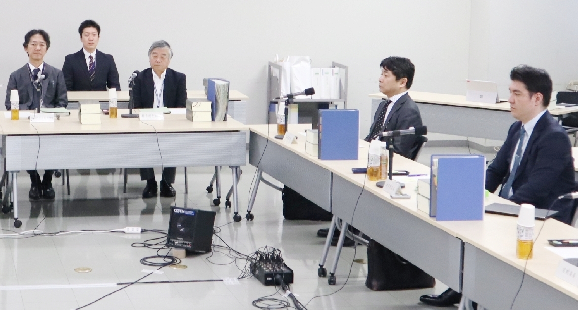 危険運転致死傷罪の見直しを進めている法務省有識者検討会の委員ら＝１３日、東京・霞が関