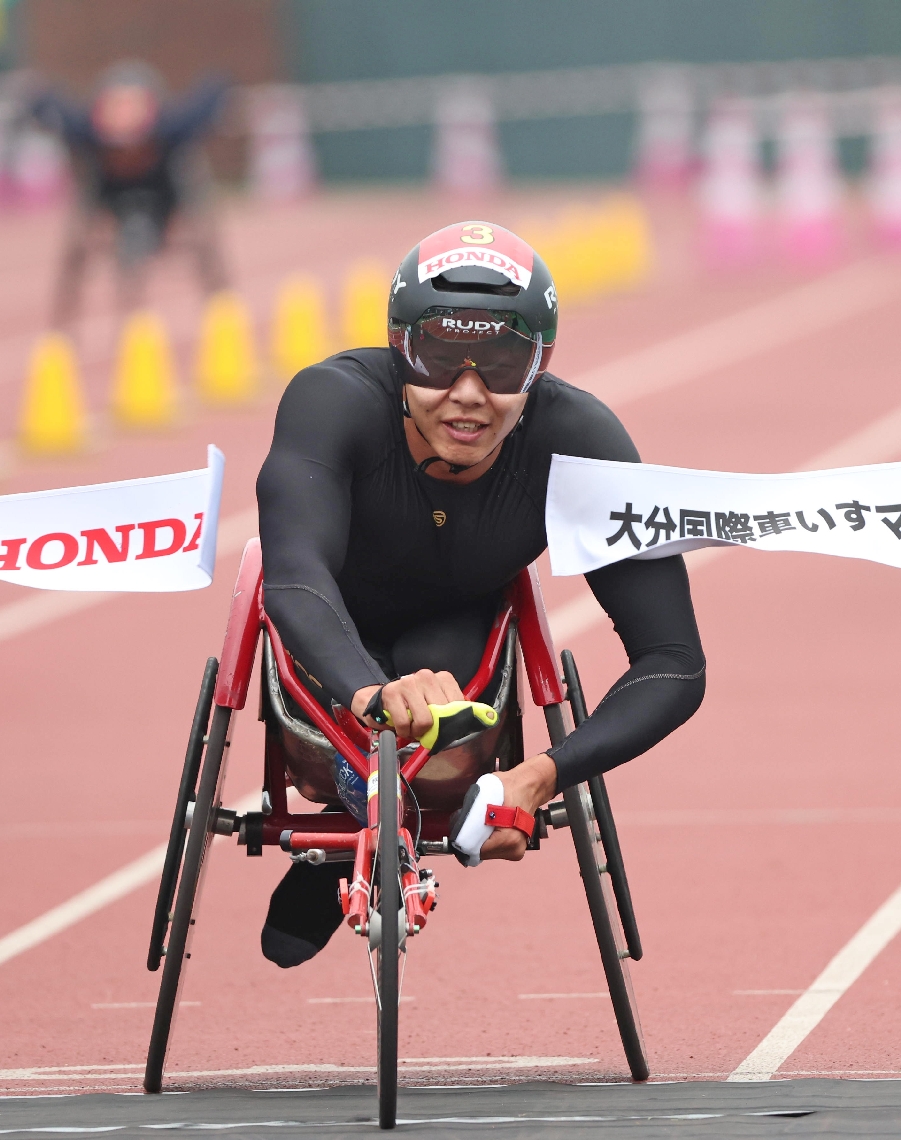 Ｔ３４／５３／５４男子で優勝した金華＝１７日、大分市西浜のジェイリーススタジアム