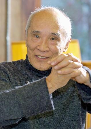 インタビューに答える谷川俊太郎さん＝２００４年１２月