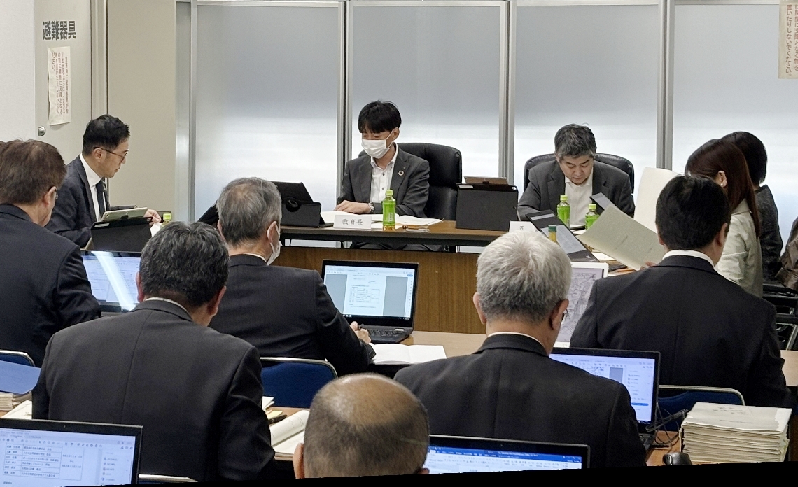 夏休み期間の延長について協議する教育委員＝２０日、大分市役所