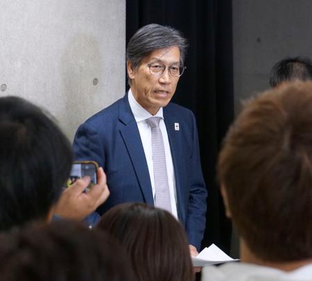 報道陣の取材に応じる日本バスケットボール協会の渡辺信治事務総長＝２０日、宇都宮市の日環アリーナ栃木