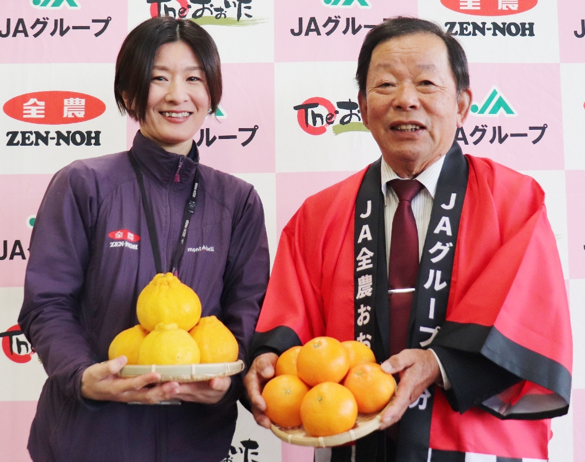 デコポンと「美娘」をＰＲする木村房雄県柑橘研究会長（右）ら＝２１日、大分市豊海