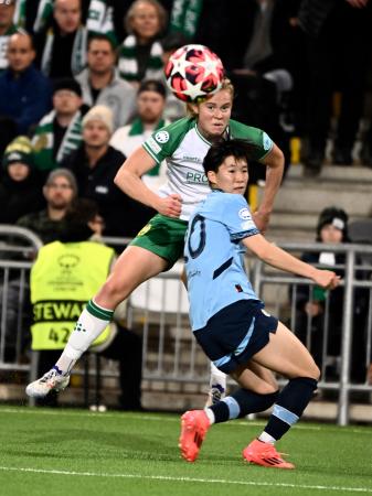 サッカー女子の欧州ＣＬのハンマルビー戦で競り合うマンチェスター・シティーの藤野あおば（手前）＝２１日、ストックホルム（ＡＰ＝共同）