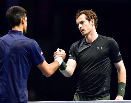 ノバク・ジョコビッチ（左）と握手するアンディ・マリー＝２０１６年、ロンドン