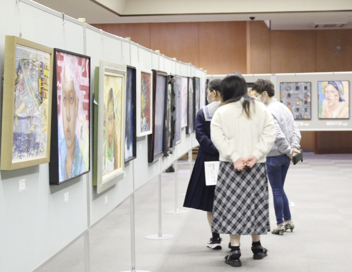 昨年１０月に開催した「第３２回けんしん美術展」＝大分市中島西