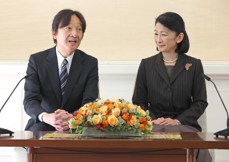 トルコ訪問を前に記者会見される秋篠宮ご夫妻＝２５日午前、東京・赤坂御用地の赤坂東邸（代表撮影）