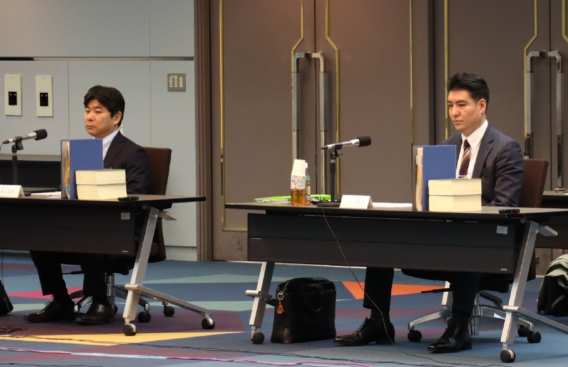 最終報告をまとめた第１１回会合に出席した波多野暁生さん（右）＝２７日、東京・霞が関