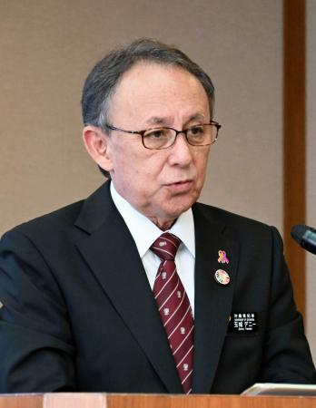 記者会見する沖縄県の玉城デニー知事＝２８日午前、沖縄県庁