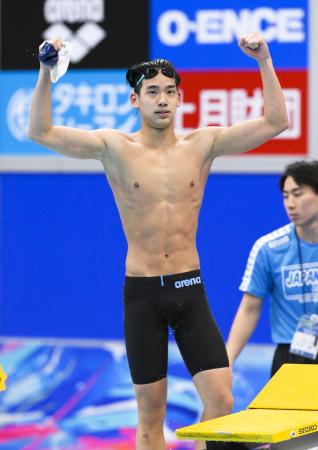 男子２００メートル自由形で優勝し、ガッツポーズする村佐達也＝東京アクアティクスセンター