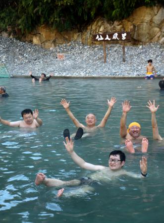 川湯温泉で始まった冬季限定の「仙人風呂」を楽しむ人たち＝１日午前、和歌山県田辺市