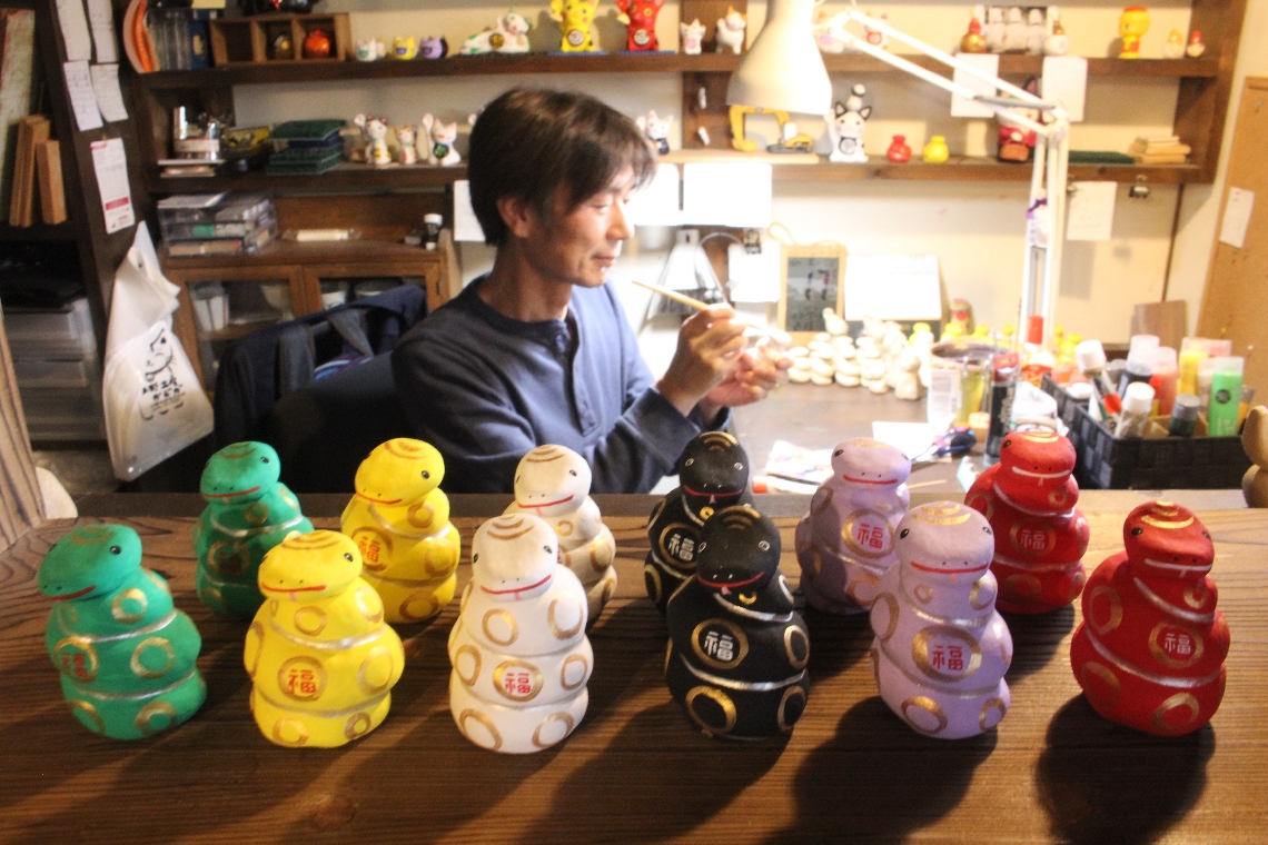 来年の干支「巳」の置物、カラフルかわいらしく 竹田市の人形工房で