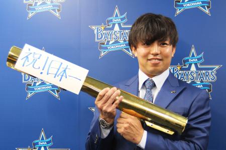契約更改後にポーズをとるＤｅＮＡ・東＝２日、横浜市内の球団事務所