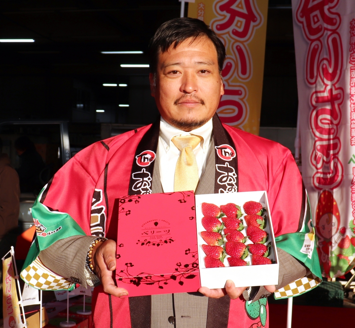 旬入りした県産イチゴをＰＲする県いちご販売強化対策協議会の樋口勝典会長＝３日、大分市豊海