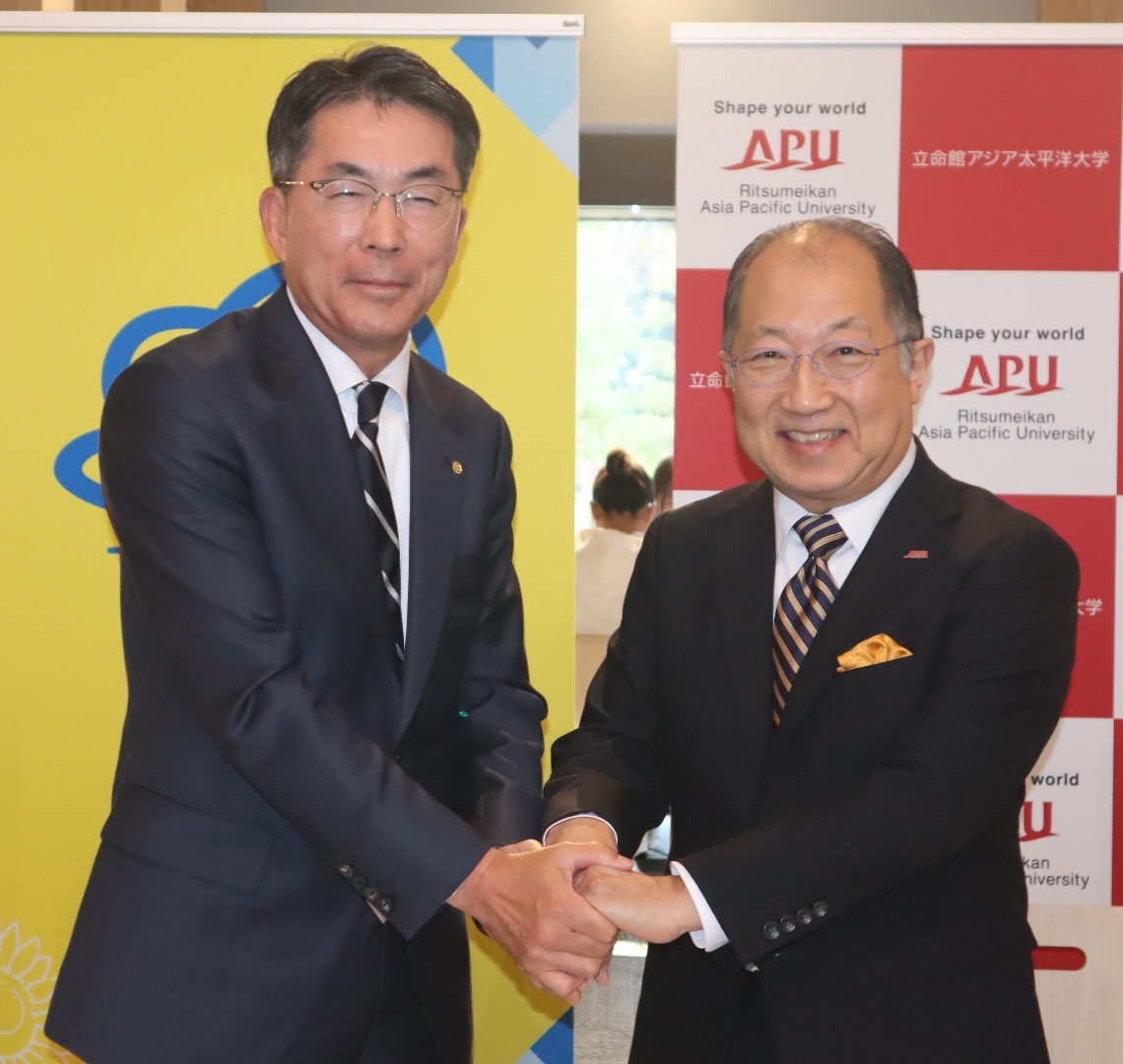 協定を結んだトキハの酒井祐一社長（左）とＡＰＵの米山裕学長＝３日、別府市
