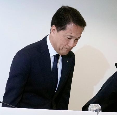 元社員が起訴された事件について、記者会見で謝罪する野村証券の奥田健太郎社長＝３日午後、東京都千代田区