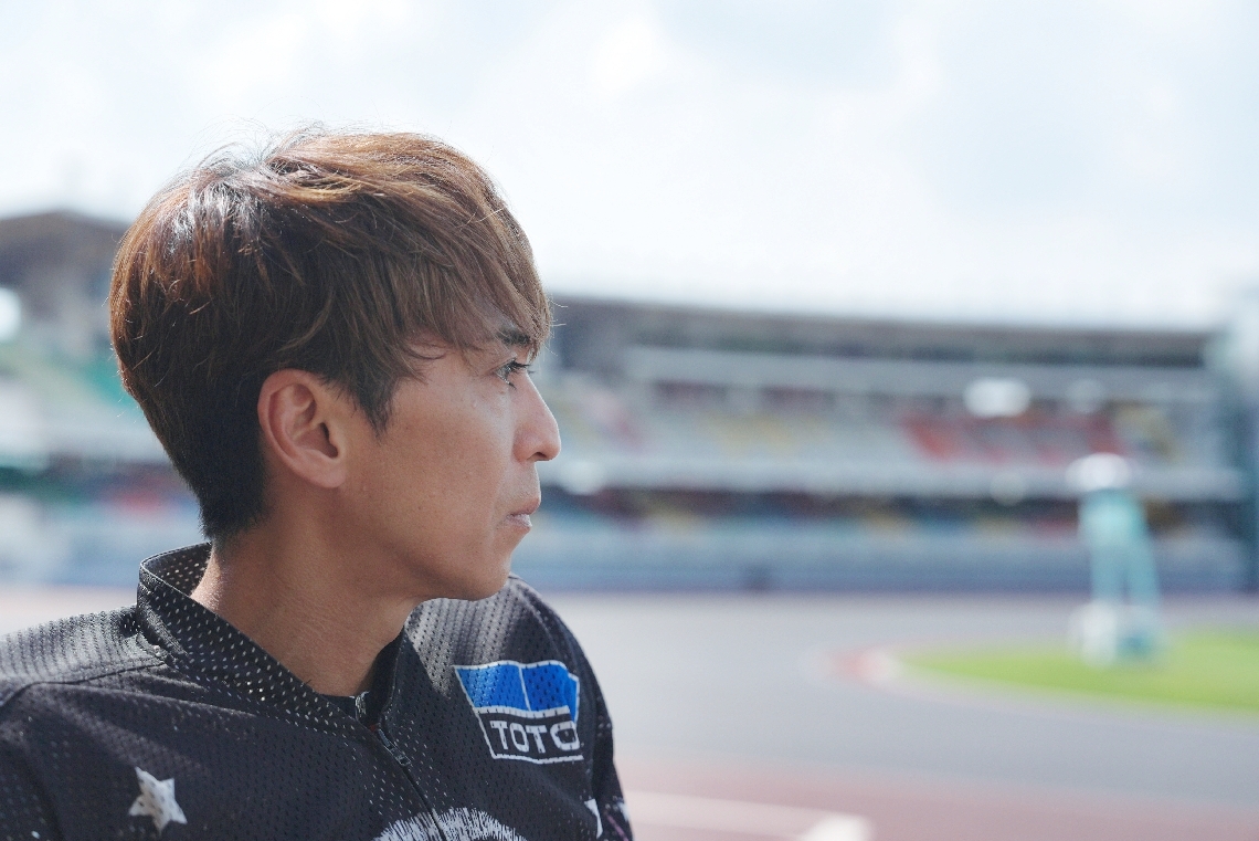 「オートレーサー森且行　約束のオーバル　劇場版」の一場面（ⓒＴＢＳ）