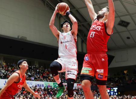 三遠戦でシュートを放つ千葉Ｊの渡辺（１）＝豊橋市総合体育館（（Ｃ）Ｂ．ＬＥＡＧＵＥ）