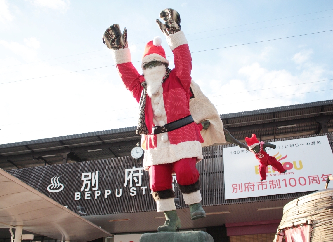 クリスマスに合わせ、サンタの衣装に衣替えした油屋熊八のブロンズ像＝別府市のＪＲ別府駅東口