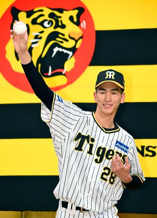 阪神の新入団記者会見でポーズをとるドラフト２位の今朝丸裕喜投手＝９日、大阪市内のホテル
