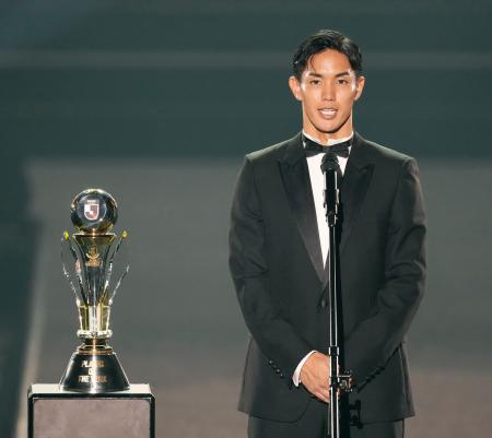 最優秀選手賞を初受賞し、あいさつする神戸・武藤嘉紀＝１０日、横浜アリーナ