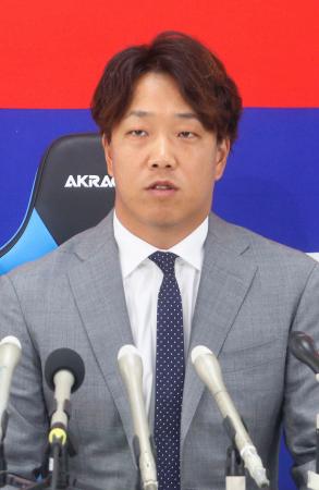 契約更改を終え、記者会見する中日・柳＝１１日、ナゴヤ球場