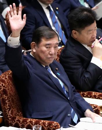 参院予算委で答弁のため挙手する石破首相＝１３日午前