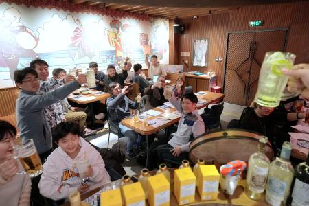 北京市内の日本料理店で行われた沖縄の魅力を発信するイベントで乾杯する参加者ら＝１４日（共同）