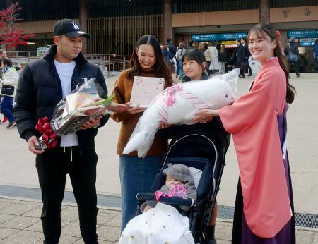 セレモニーで記念品を受け取る樽谷純也さん（左端）と家族＝１５日午後、広島県廿日市市の宮島