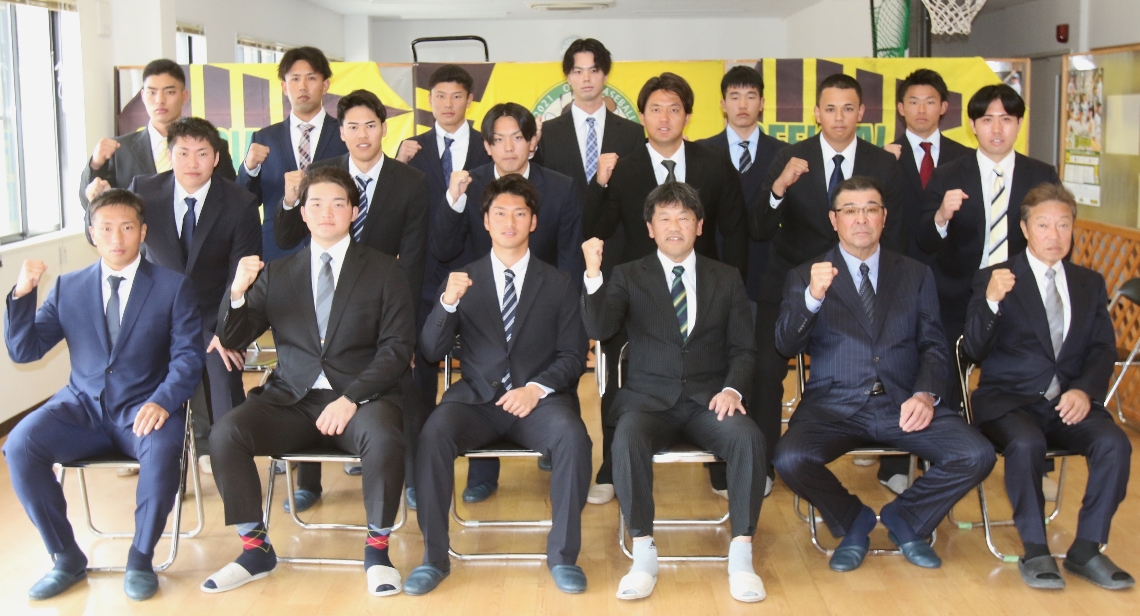 リーグ優勝に向けて意気込む新入団選手たち＝大分市野津原のＮスポランドクラブハウス
