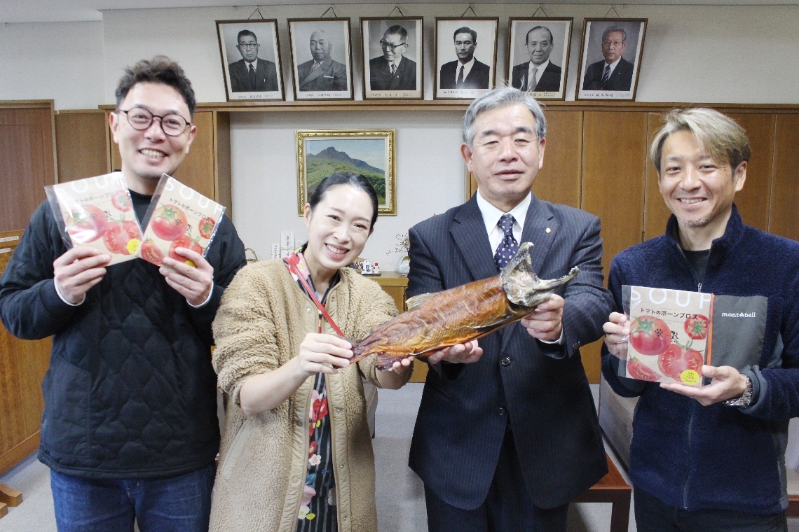 ペットフードの完成を報告したここのえペットツーリズム協会の野田諭香代表（左から２人目）ら＝九重町役場