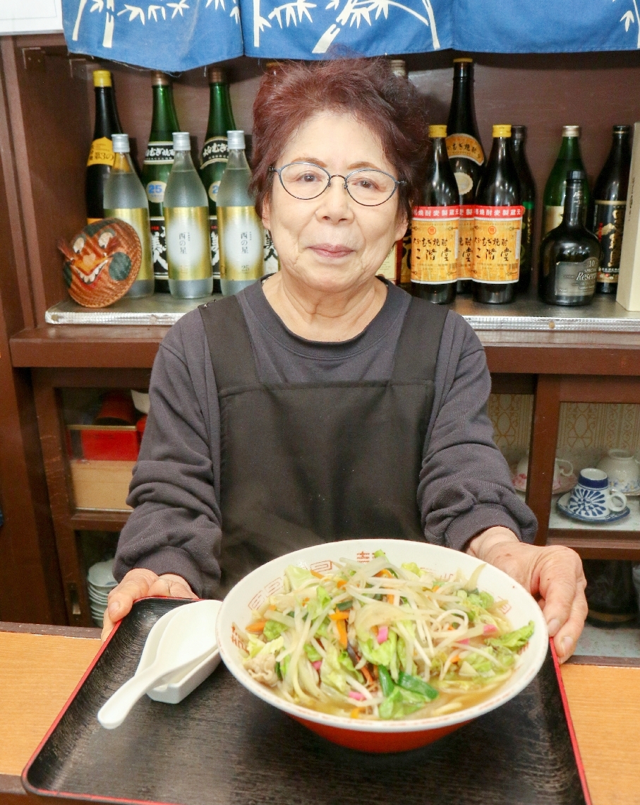 ２８日で店を閉じる広岡良子さん。看板メニューのちゃんぽんは人気だった＝宇佐市院内町香下のさかえ亭