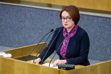 ロシア下院で報告するロシア中央銀行のナビウリナ総裁＝１１月、モスクワ（タス＝共同）