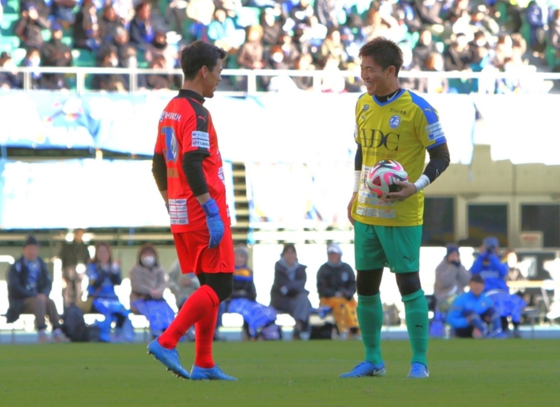 後半、ＧＫ同士によるＰＫ対決を前に談笑する西川（右）と高木