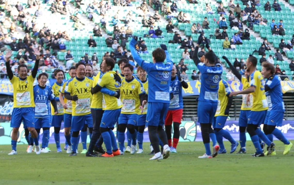 後半追加タイム、同点ゴールで試合終了し、互いに喜び合う選手たち