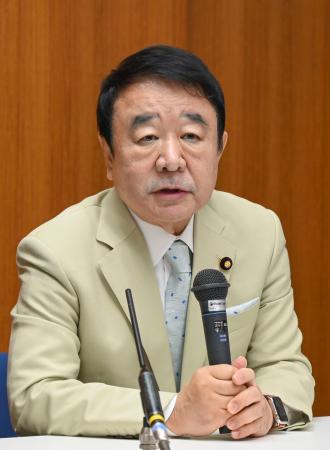 自民党大阪府連の会長に選ばれ、記者会見する青山繁晴参院議員＝２２日午後、大阪市