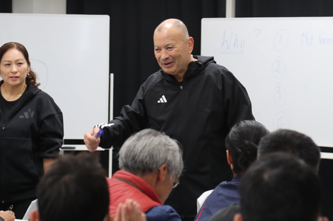 指導者セミナーで攻撃や守備の考え方を解説するジョーンズＨＣ