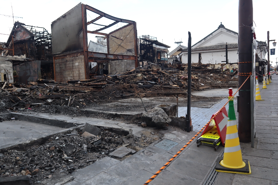 焼け跡には焼損した建物が残されたままになっている＝１８日、臼杵市臼杵