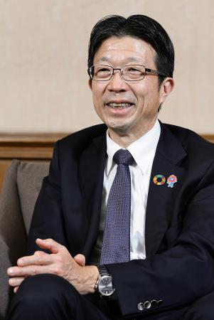 インタビューに答える阪急阪神ＨＤの嶋田泰夫社長