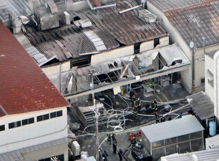 大阪府門真市の工場火災現場＝２８日午後４時４９分（共同通信社ヘリから）