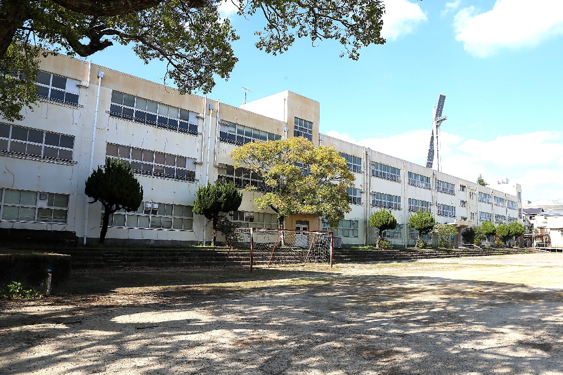 活用策の検討が続く旧山の手中。校舎は取り壊す＝別府市山の手町