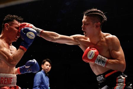 ７回、レネ・アルバラードを攻める堤駿斗（右）＝大田区総合体育館