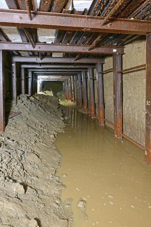 首里城の地下に広がる、旧日本陸軍第３２軍司令部壕の坑道＝２０２４年４月、那覇市