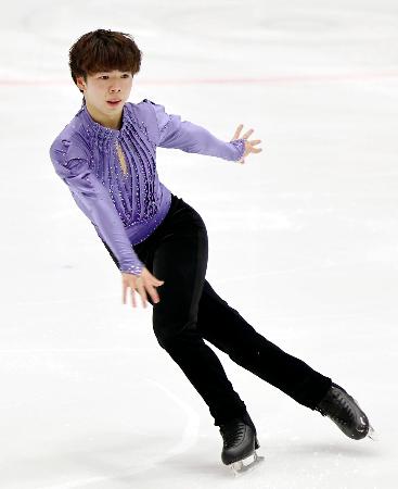 フィギュアスケートの男子ＳＰで演技する佐藤駿＝小瀬スポーツ公園アイスアリーナ