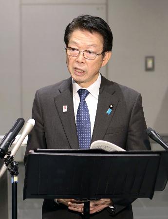 記者団の取材に応じる武藤経産相＝６日午後、経産省