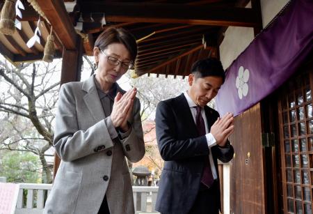 東京都内の神社を参拝する日本バスケットボール協会の三屋裕子会長（左）とＢリーグの島田慎二チェアマン＝６日