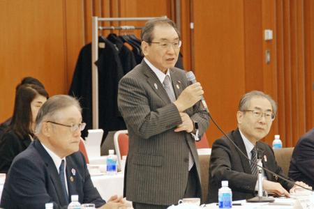 会談冒頭であいさつする経団連の十倉雅和会長（中央）＝８日午前、東京都千代田区