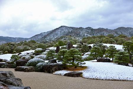 足立美術館の主庭「枯山水庭」＝２０２３年１２月、島根県安来市（同館提供）