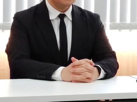 自立支援業者の違法性を認めた横浜地裁決定を受け、心境を語る原告の男性＝１０日午後、横浜市