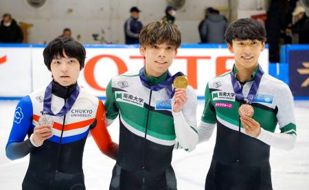 男子１０００メートルで優勝し、メダルを掲げる宮田将吾（中央）ら＝帝産アイススケートトレーニングセンター