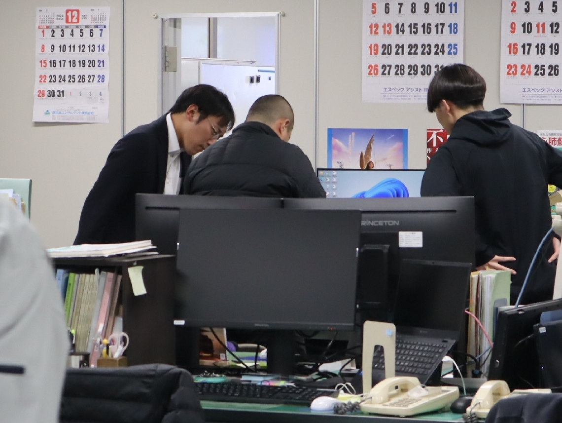 地震の対応をする大分県職員＝１３日午後９時５０分、県庁